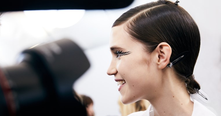 Ένα μοντέλο μας δείχνει βήμα-βήμα το μακιγιάζ του οίκου Dior από τα backstage