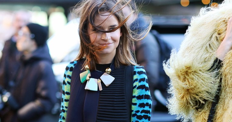 Ειλικρινά δεν μπορούμε να αποφασίσουμε αν λατρεύουμε ή μισούμε αυτά τα σκουλαρίκια 