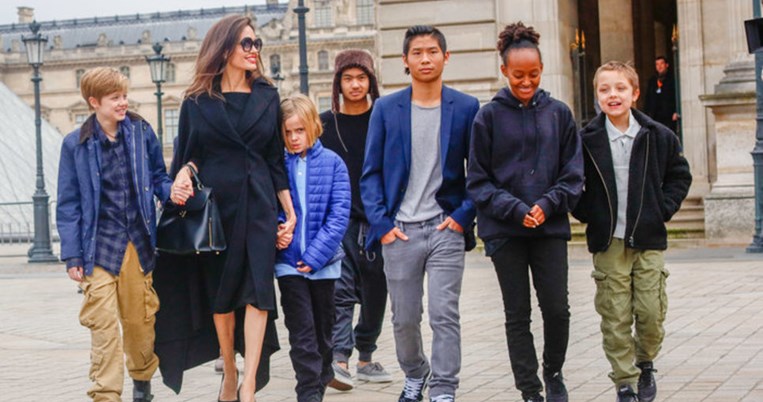 Ώρα για Παρίσι. H κομψή εμφάνιση της Αντζελίνα Τζολί στο πλευρό της Μπριζίτ Μακρόν