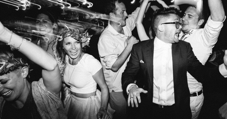 Σε αυτά τα μυστικά πάρτι της Αθήνας τo φλερτ είναι ζωντανό και δε γίνεται μέσω κινητού τηλεφώνου 