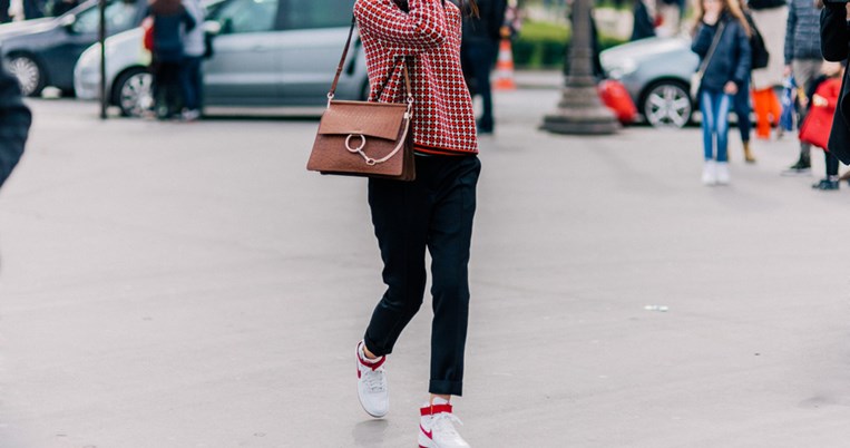 To μικρό, στιλιστικό κόλπο που θα μεταμορφώσει αμέσως όλα τα sneakers που έχεις στη ντουλάπα σου