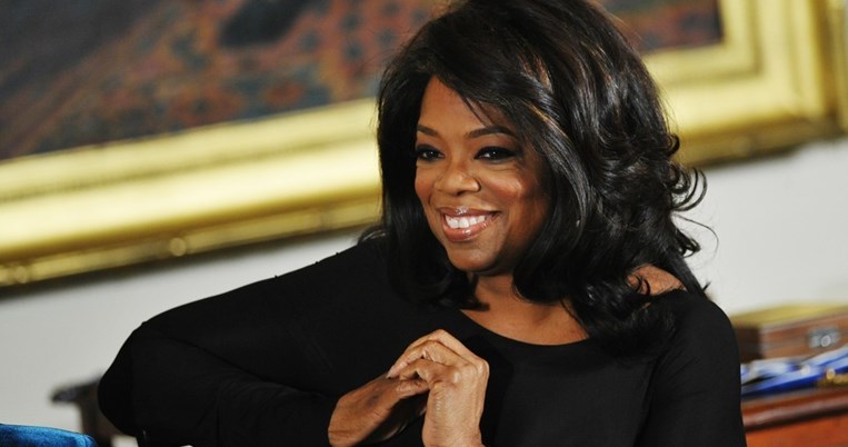 Και η Όπρα αγαπάει ilias LALAoUNIS. Με κόσμημα του μεγάλου οίκου στο νέο της εξώφυλλο