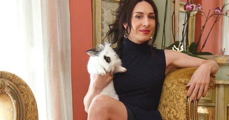 Οπαδός της κλασικής διακόσμησης: Η Μίνα Ορφανού άνοιξε το χρυσοποίκιλτο σπίτι της 