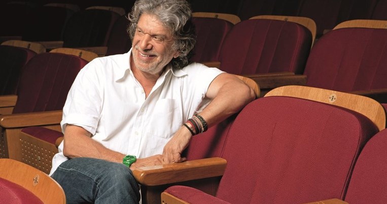 Γιάννης Βούρος: Έκανε πρεμιέρα με τις δύο πρώην συζύγους του και τον γιο του