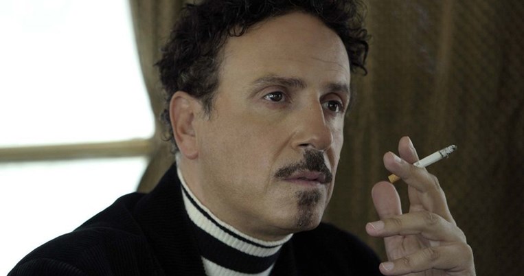 O Χάρης Ρώμας κυριολεκτικά αγνώριστος στην πρώτη του τηλεοπτική εμφάνιση το 1983