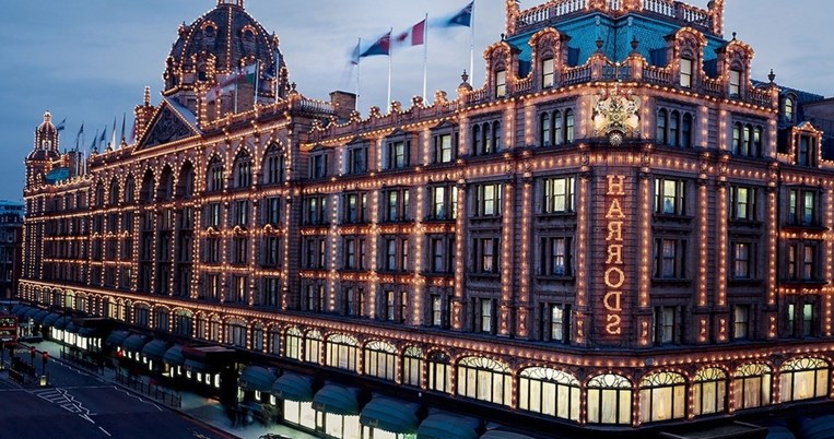 Η νέα βιτρίνα των Harrods ανατρέπει όσα ξέραμε μέχρι τώρα σε διακόσμηση βιτρίνας