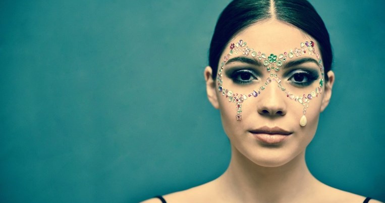 Δες πώς να φτιάξεις μόνη σου βήμα-βήμα το carnival makeup: Μία ιστορία με στρας