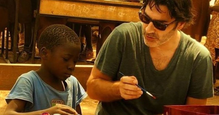 O Xριστόφορος Παπακαλιάτης μαθαίνει σε παιδιά της Αφρικής να τραγουδούν το ελληνικό Κοκοράκι