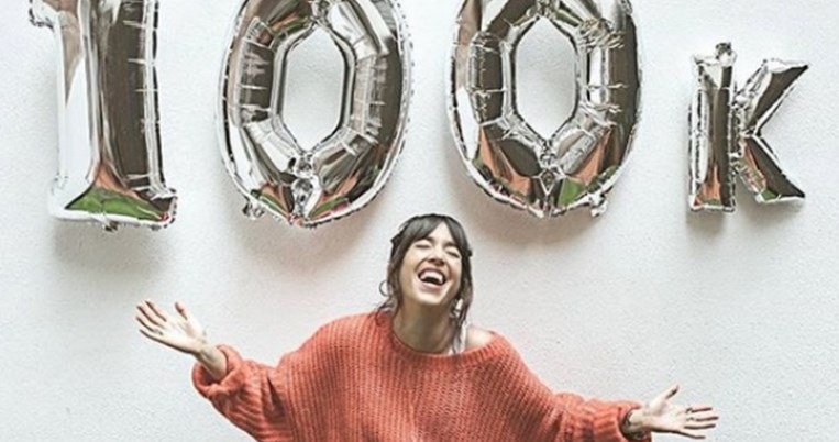 Η «Γοργόνα», μια ψεύτικη influencer ξεμπροστιάζει την παθογένεια της μόδας της εποχής