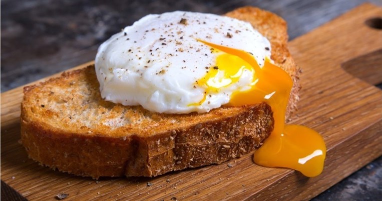 Σίγουρη επιτυχία: Πώς να φτιάξεις αυγά benedict στον φούρνο μικροκυμάτων σε 60 δευτερόλεπτα