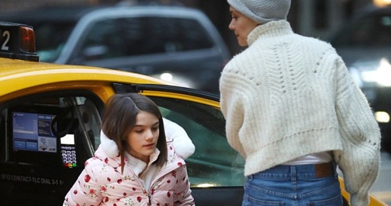 Mε αυτόν τον τρόπο η Κέιτι Χολμς διδάσκει στην κόρη της, Σούρι, την αξία των χρημάτων