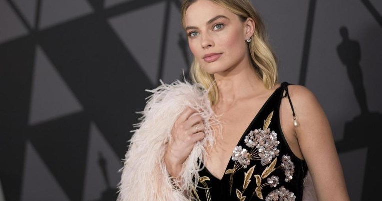 Η Μάργκοτ Ρόμπι φόρεσε το πιο τραβηχτικό χρώμα φορέματος που μπορείς να φορέσεις σε ανοιξιάτικο γάμο