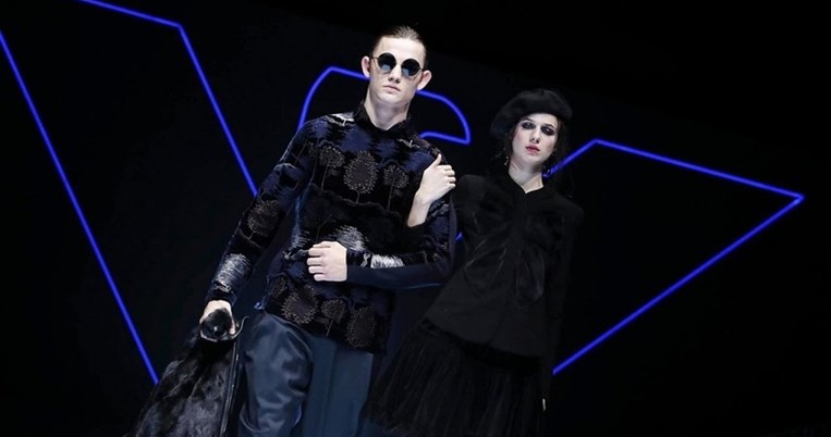 Ο Armani ξαναντύνει τη γυναίκα με σοφιστικέ κομψότητα και πολύτιμα υφάσματα