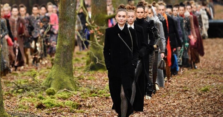 Η Chanel έβγαλε τα μοντέλα της στο δάσος στο πιο σαγηνευτικό σόου του Παρισιού