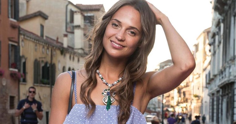 Έχουμε τρελή αδυναμία στο πρωτότυπο hairstyle με το οποίο εμφανίζεται η Αλίσια Βικάντερ 