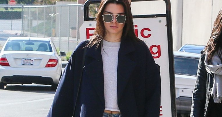 Η Κένταλ Τζένερ δοκίμασε το ανοιξιάτικο στιλιστικό τρικ που θα σε κάνει να φαίνεσαι πιο λεπτή