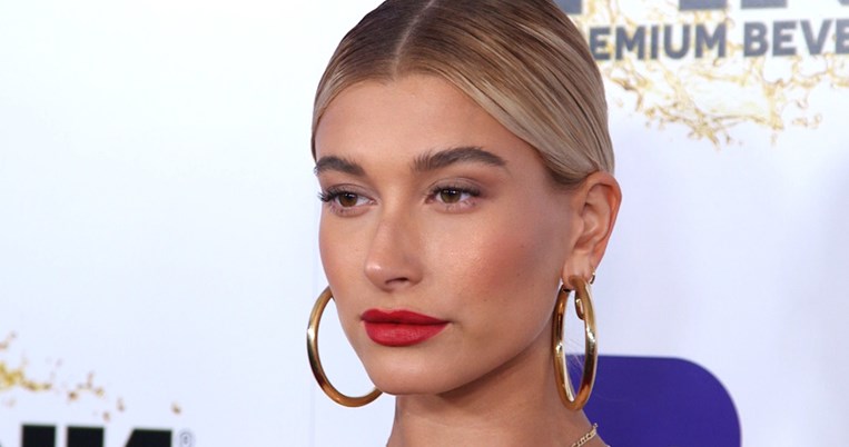 Το λαμπερό μακιγιάζ της Hailey Baldwin που θέλουμε όλες