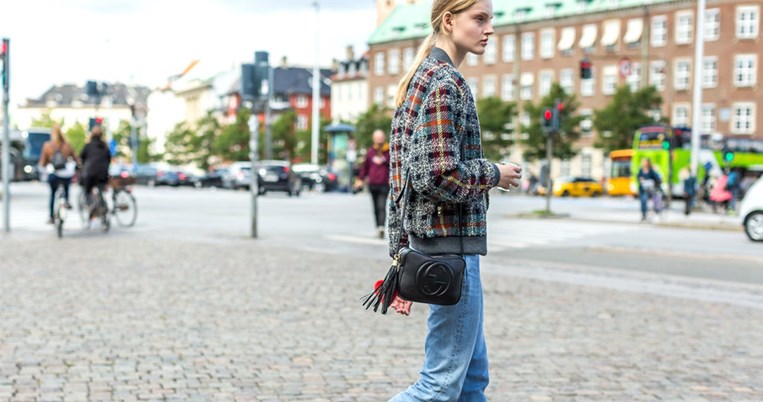 Ένα fashion icon σου λέει τον μοναδικό, τύπο τζιν που φορούν αυτή τη στιγμή με μανία οι Παριζιάνες 