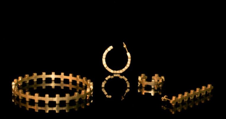 Amberly Cross: To Ελληνικό κόσμημα συστήνεται μέσα από τους μίνιμαλ σταυρούς του Δημήτρη Δαμάσκου 