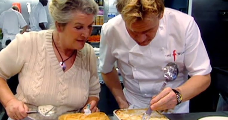 Ο Gordon Ramsay συναγωνίζεται τη μητέρα του στην κουζίνα: Ποιανού πουτίγκα θα βγει η καλύτερη; 