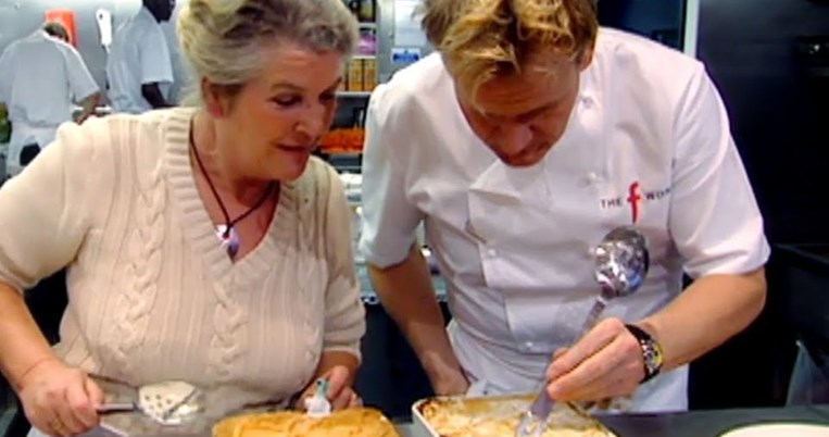 Ο Gordon Ramsay συναγωνίζεται τη μητέρα του στην κουζίνα: Ποιανού πουτίγκα θα βγει η καλύτερη;