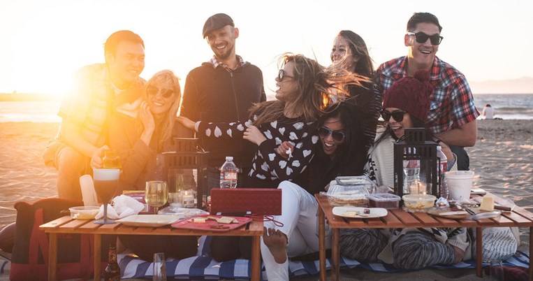 Θα πας μόνη θα φύγεις ζευγάρι: Σε αυτό το weekend δίπλα στη θάλασσα η μοναξιά πάει περίπατο
