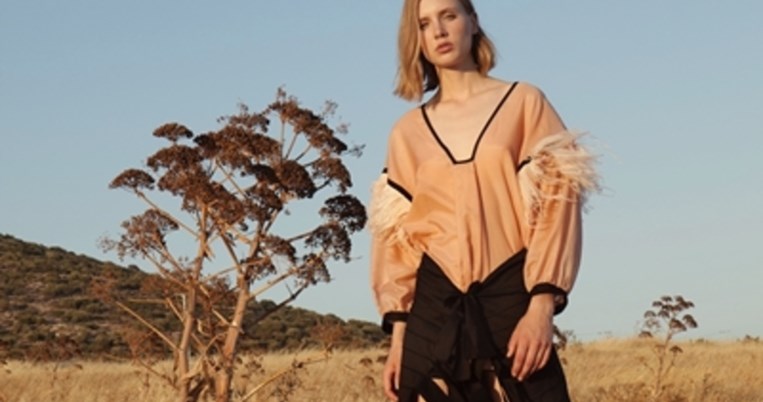 Λιάνα Καμπά: «Όταν ντύνω μια γυναίκα, θέλω να νιώθει αέρινη και εκπλεπτυσμένα σέξι»