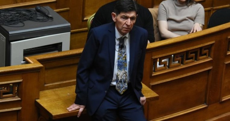Πρωτοφανές σκηνικό στο Κοινοβούλιο. Ο Γεράσιμος Σκιαδαρέσης ανέβασε θεατρική παράσταση στη Βουλή