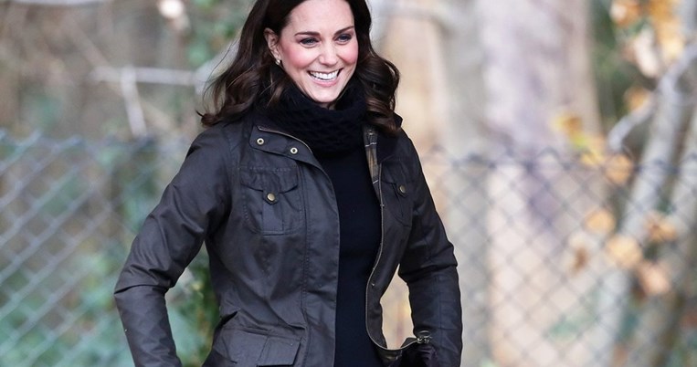 H απόδειξη ότι η Κέιτ Μίντλετον φοράει τα ίδια ρούχα ξανά και ξανά χωρίς να το καταλαβαίνει κανείς