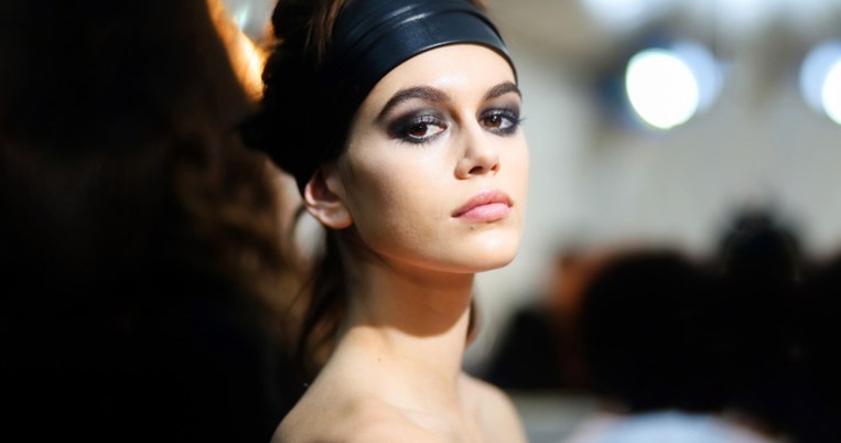 Το μέικ απ που μέσα σε δευτερόλεπτα αλλάζει το περίγραμμα του προσώπου