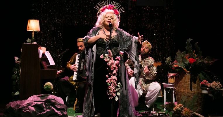 7 θεατρικές παραστάσεις που συνεχίζουν μετά το Πάσχα και πρέπει να προλάβεις να δεις