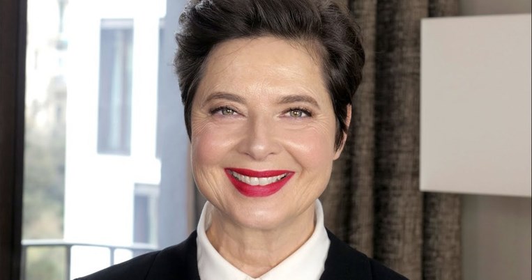 Αιώνια λάμψη: Η Ιζαμπέλα Ροσελίνι, στα 65 της, μεταμορφώνεται με τη δύναμη του μακιγιάζ 