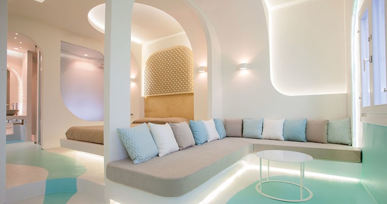 Μια τριώροφη κατοικία του '70 μετατρέπεται σε εξωπραγματικό ξενοδοχείο κομψότητας, στη Σαντορίνη  