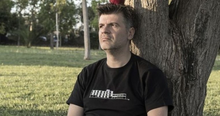 «Θέλω να σε παντρευτώ». Η ερωτική εξομολόγηση του Φοίβου Δεληβοριά στο Facebook