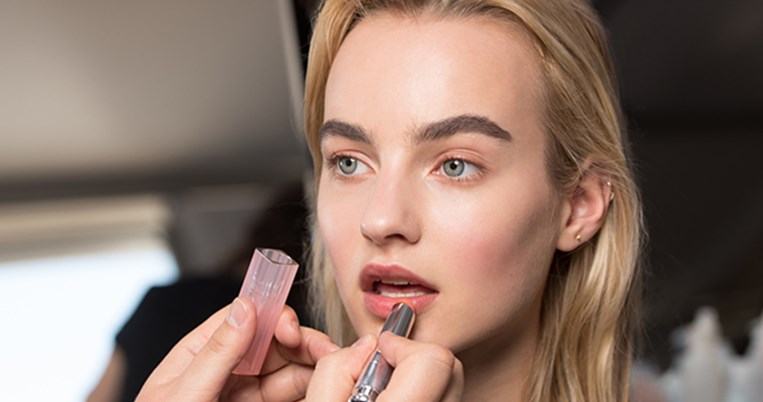 Πώς ένα προϊόν-έκπληξη μπορεί να αλλάξει τελείως το πόσο σωστά βάφεσαι