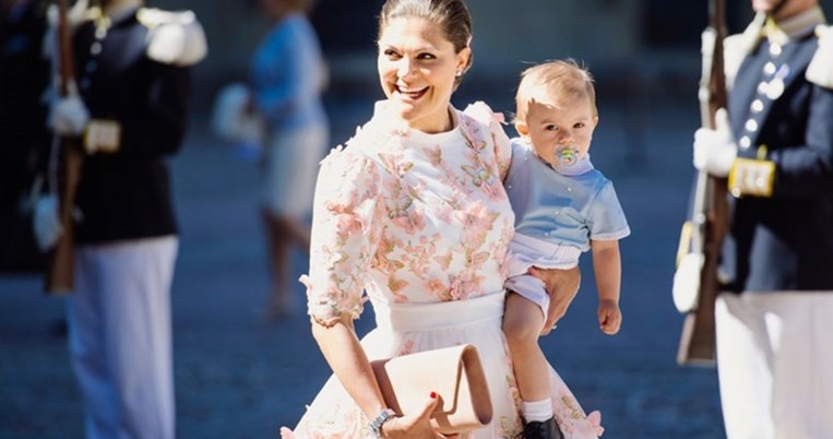 Το ανοιξιάτικο φόρεμα που φορούν όλες, από tv περσόνες μέχρι μέλη βασιλικών οικογενειών 