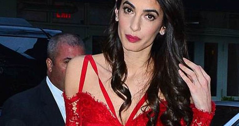 Η σέξι εμφάνιση της Αμάλ Αλαμουντίν με vintage στοιχεία δεν ξέρουμε εάν μας εντυπωσίασε ή όχι