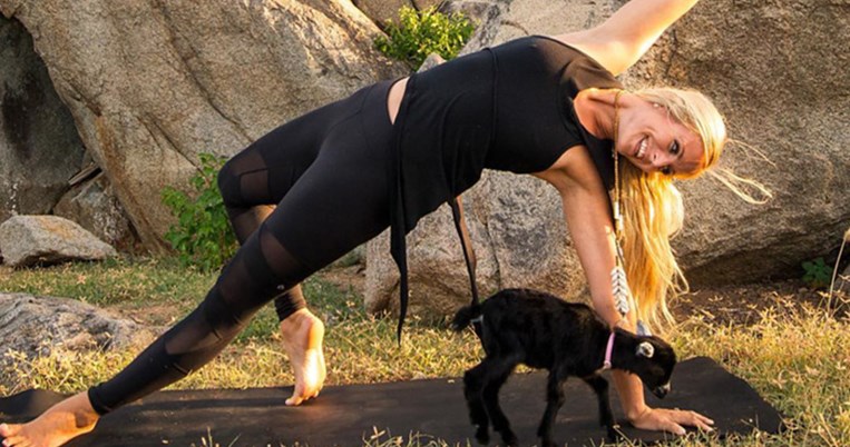 Αναπάντεχο δίδυμο: Η Rachel Brathen κάνει Yoga με την κατσίκα της