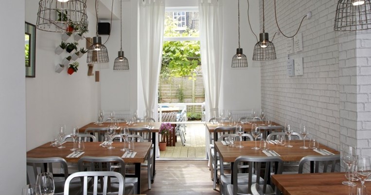 Το ελληνικό εστιατόριο, στο Λονδίνο, του σεφ που δυσκόλεψε τη Μάγκυ Ταμπακάκη και τον Γιώργο Φασιλή