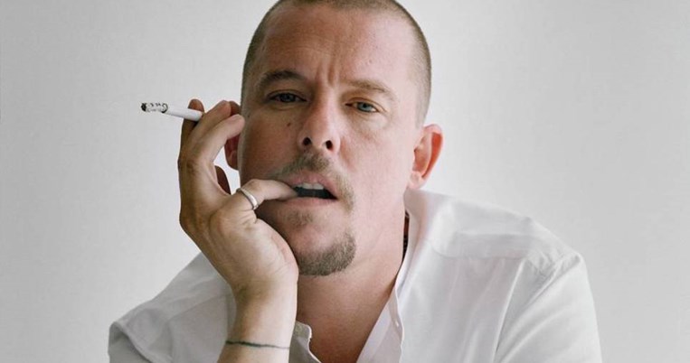 Πρώτες εικόνες από το ντοκιμαντέρ για τον ιδιοφυή Αλεξάντερ Μακ Κουίν