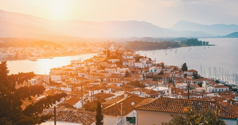 Η μικρή Βενετία του Αργοσαρωνικού: Πεύκα, γαλήνη και αρχοντιά, σε απόσταση αναπνοής από την Αθήνα