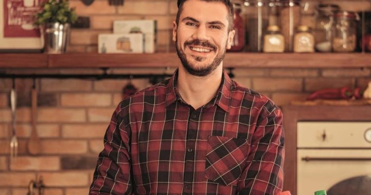 Το πρωτομαγιάτικο στεφάνι του Άκη Πετρετζίκη δεν ήταν στεφάνι