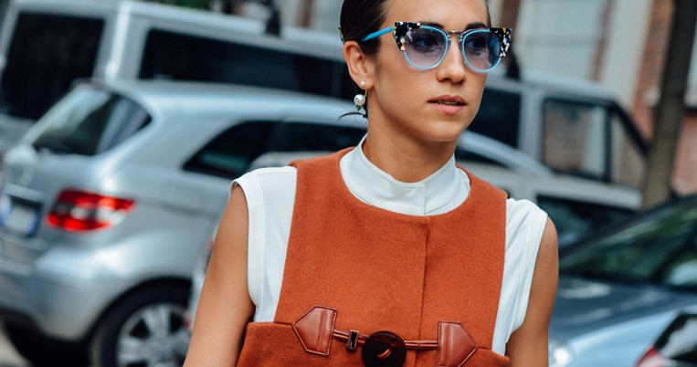 Τώρα είναι η ώρα τους: 10 αμάνικα φορέματα που ορίζουν το στυλ της στιγμής