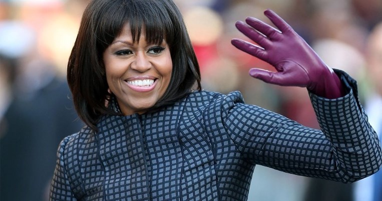 Η Μισέλ Ομπάμα όπως δεν την έχουμε ξαναδεί. Πέταξε ταγέρ και φορέματα στην πιο ανατρεπτική εμφάνιση