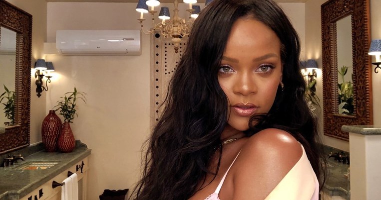 Άλλαξε πρόσωπο: Το 10λεπτο μακιγιάζ της Rihanna θα σου δείξει τον τρόπο να δώσεις λάμψη
