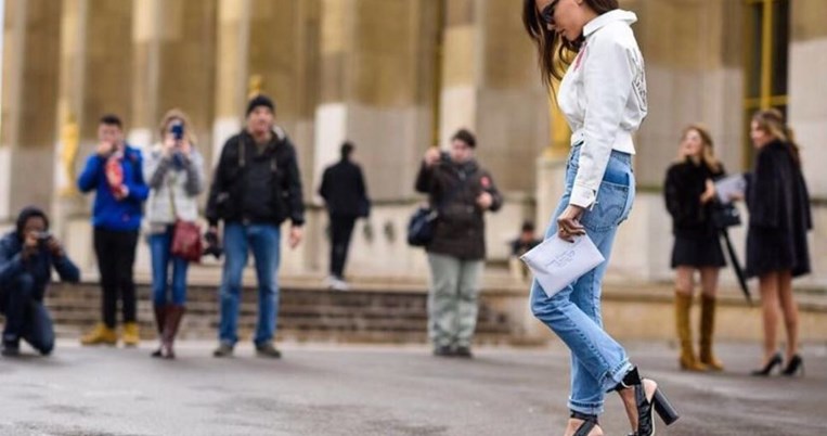 Τελικά πόσο κοστίζει το τζιν Vetements που φορούν όλες στις πιο ενημερωμένες streetstyle εμφανίσεις;