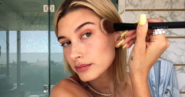 H Hailey Baldwin σου δείχνει πώς θα αποκτήσεις, από τώρα, το ηλιοκαμμένο δέρμα του καλοκαιριού