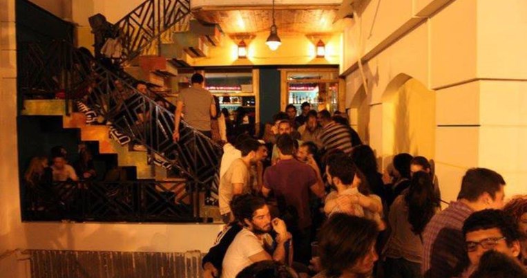 Alcohole: Στο χύμα κοκτεϊλάδικο της πόλης, στην Αγία Παρασκευή, ο κόσμος καλοπερνάει
