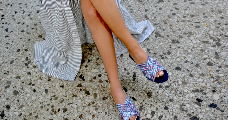 Τα ελληνικά σανδάλια Alchimia δηλώνουν vegan και δεν μπορείς να φανταστείς από τι είναι φτιαγμένα 