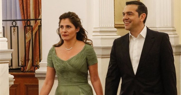 Η χειρονομία που προκάλεσε αντιδράσεις. Όταν η Μπέτυ Μπαζιάνα ήταν πολύ διαχυτική με τον Κάρολο